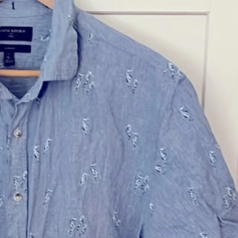 Banana Republic Men’s Linen Dress Shirt